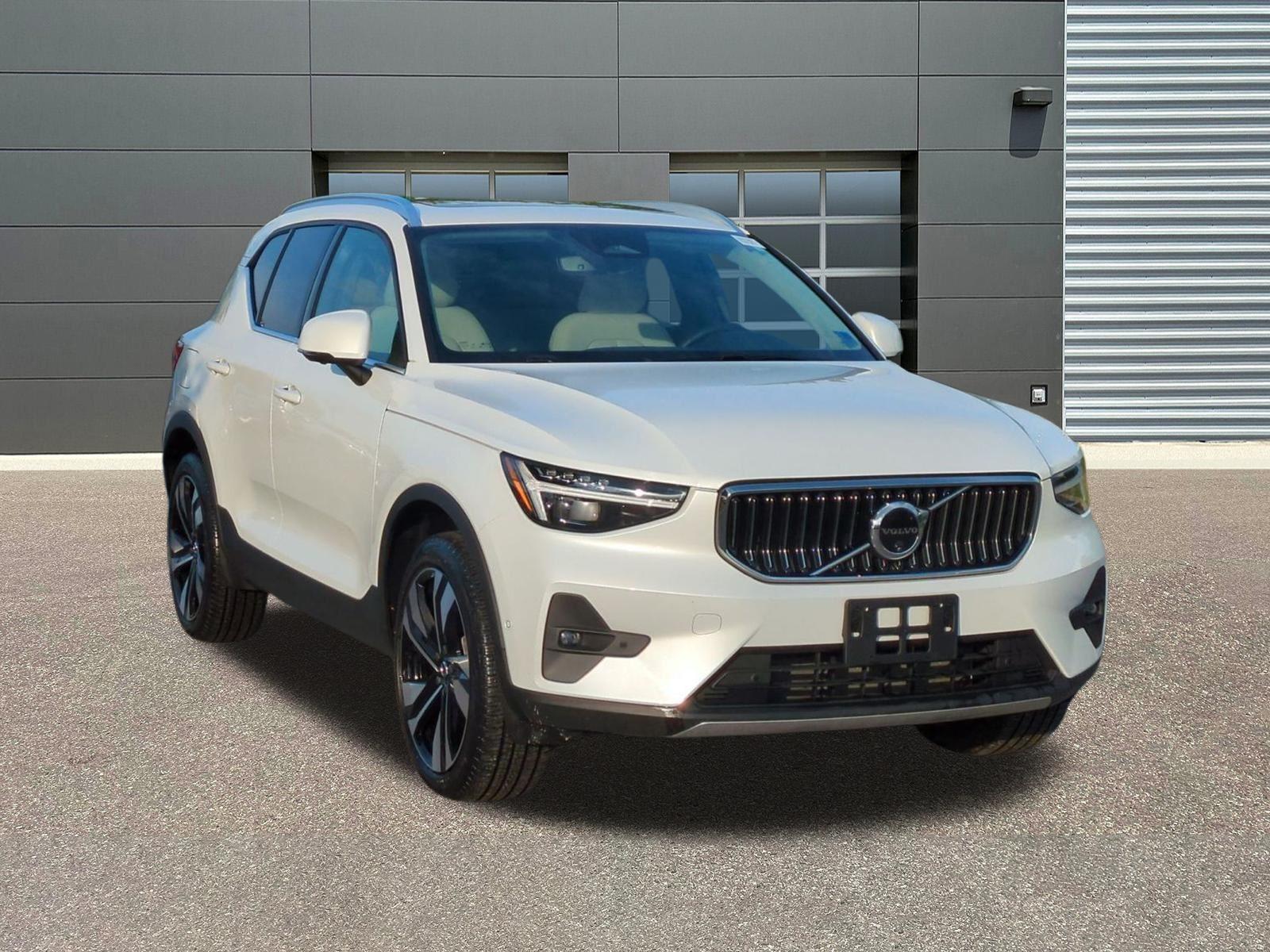 2025 Volvo XC40 B5 Ultra Bright AWD's photo