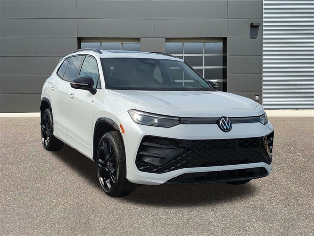 2026 Volkswagen Tiguan SE R-LINE BLACK's photo