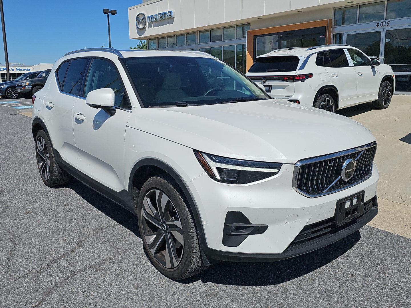 2025 Volvo XC40 B5 Ultra Bright AWD's photo