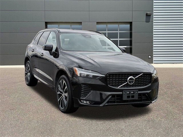 2025 Volvo XC60 Plus's photo