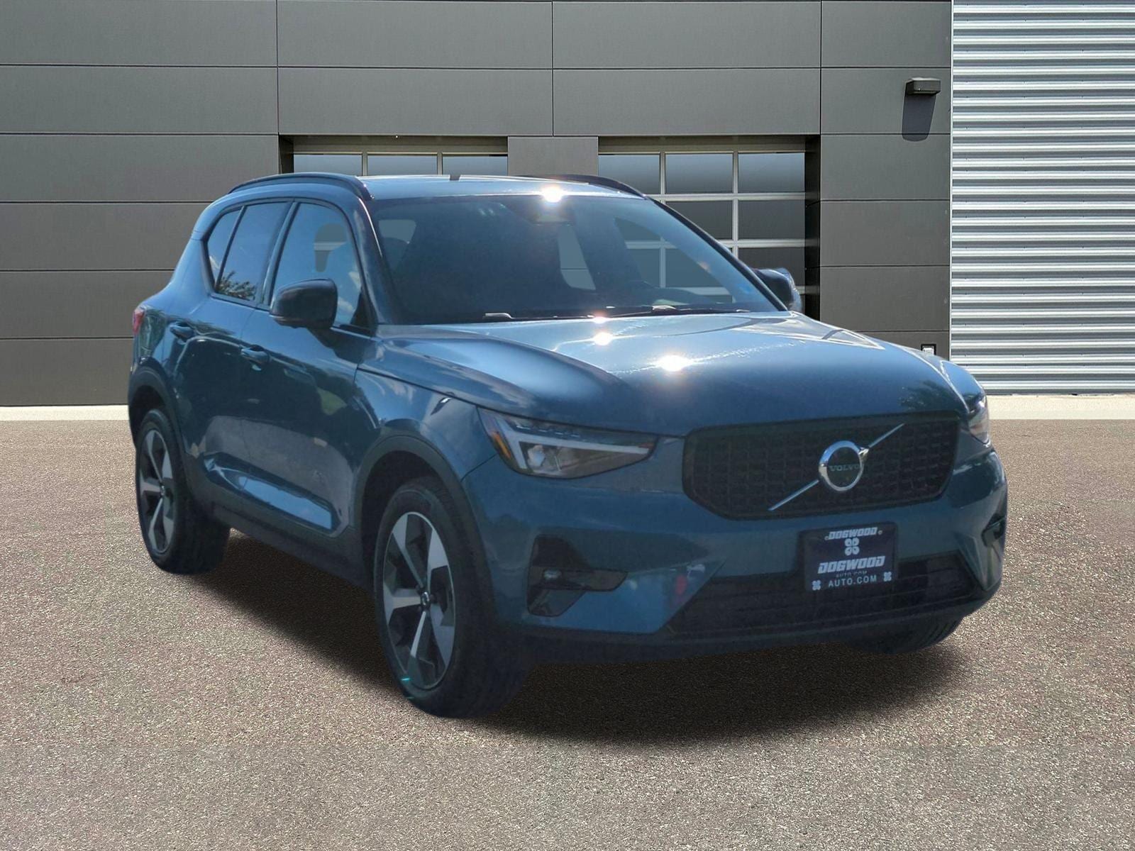 2025 Volvo XC40 B5 Plus Dark AWD's photo