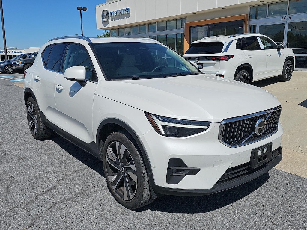 New 2025 Volvo XC40 B5 Ultra Bright Theme SUV