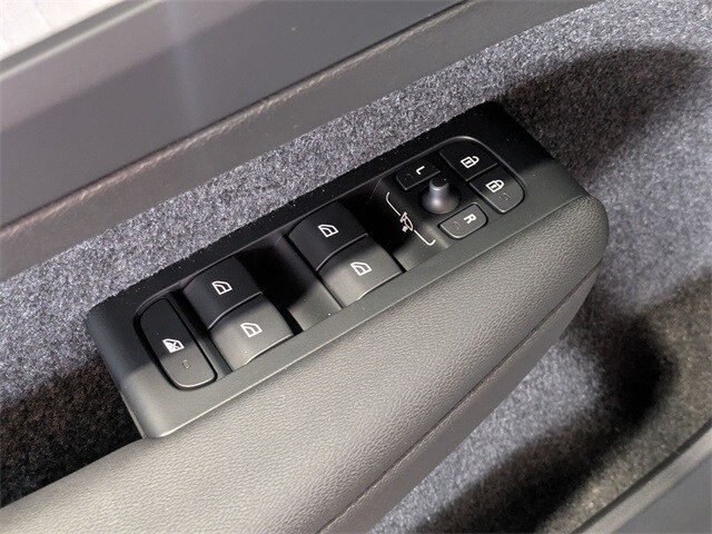 2026 Volvo XC40 Plus - Photo 9