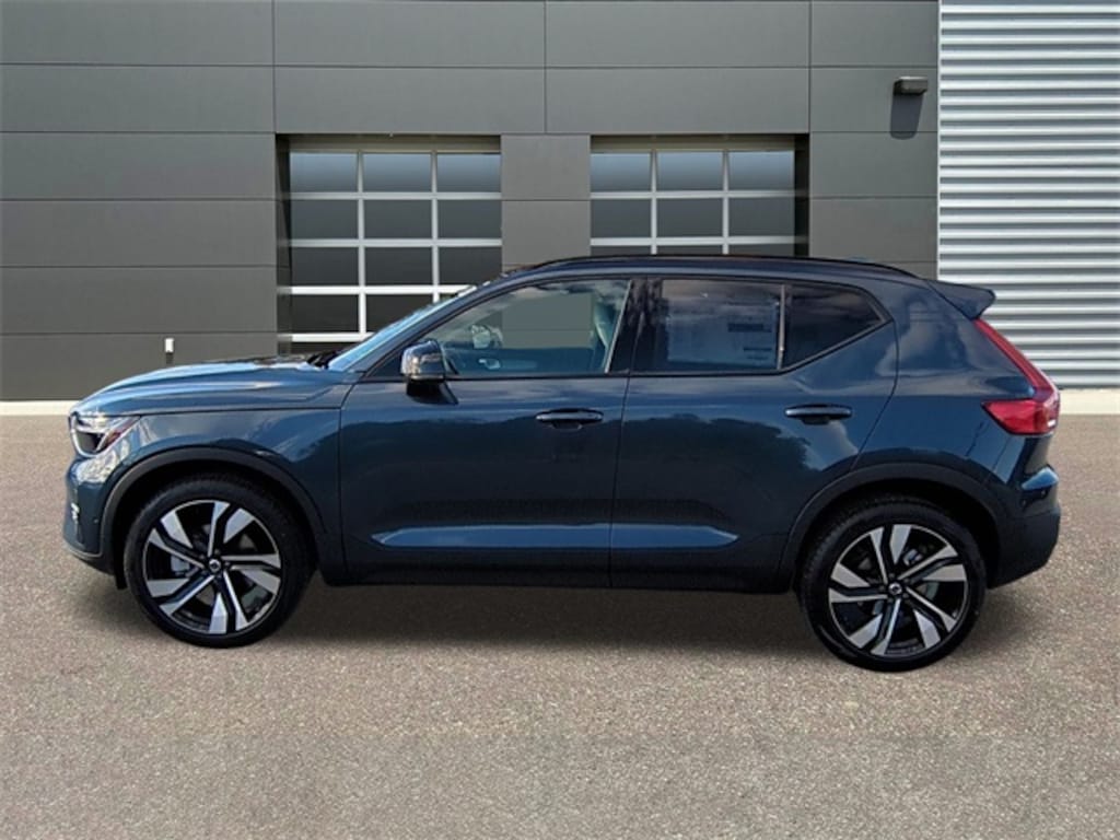 New 2026 Volvo XC40 B5 Plus SUV