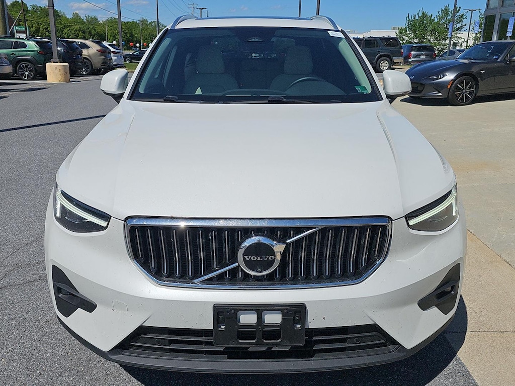 New 2025 Volvo XC40 B5 Ultra Bright Theme SUV