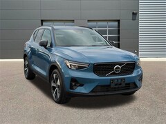 2025 Volvo XC40 B5 Plus Dark Theme SUV