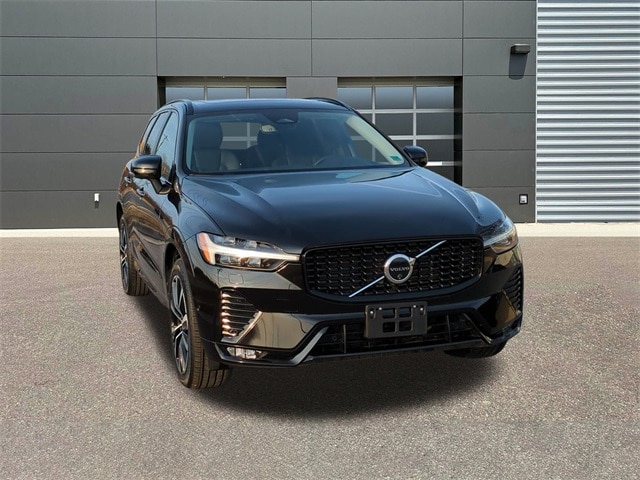 2025 Volvo XC60 Plus's photo