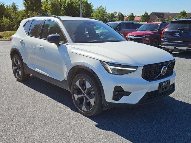 2025 Volvo XC40 B5 Plus Dark Theme