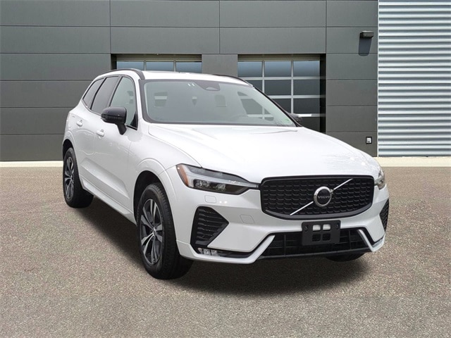 2025 Volvo XC60 Core's photo