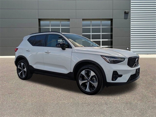 2025 Volvo XC40 B5 Plus Dark Theme I-4 cyl All-Wheel Drive SUV