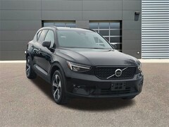 2025 Volvo XC40 B5 Plus Dark Theme SUV