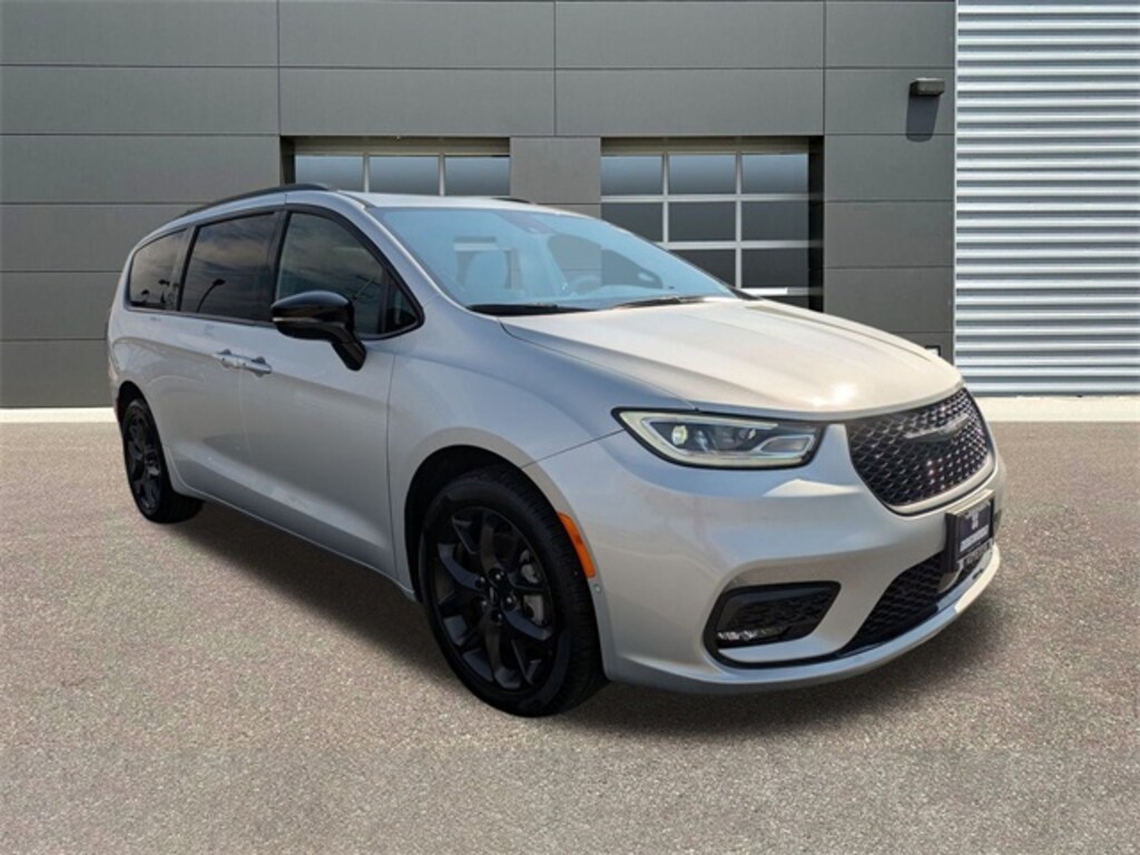 Used 2024 Chrysler Pacifica Limited Van Passenger Van