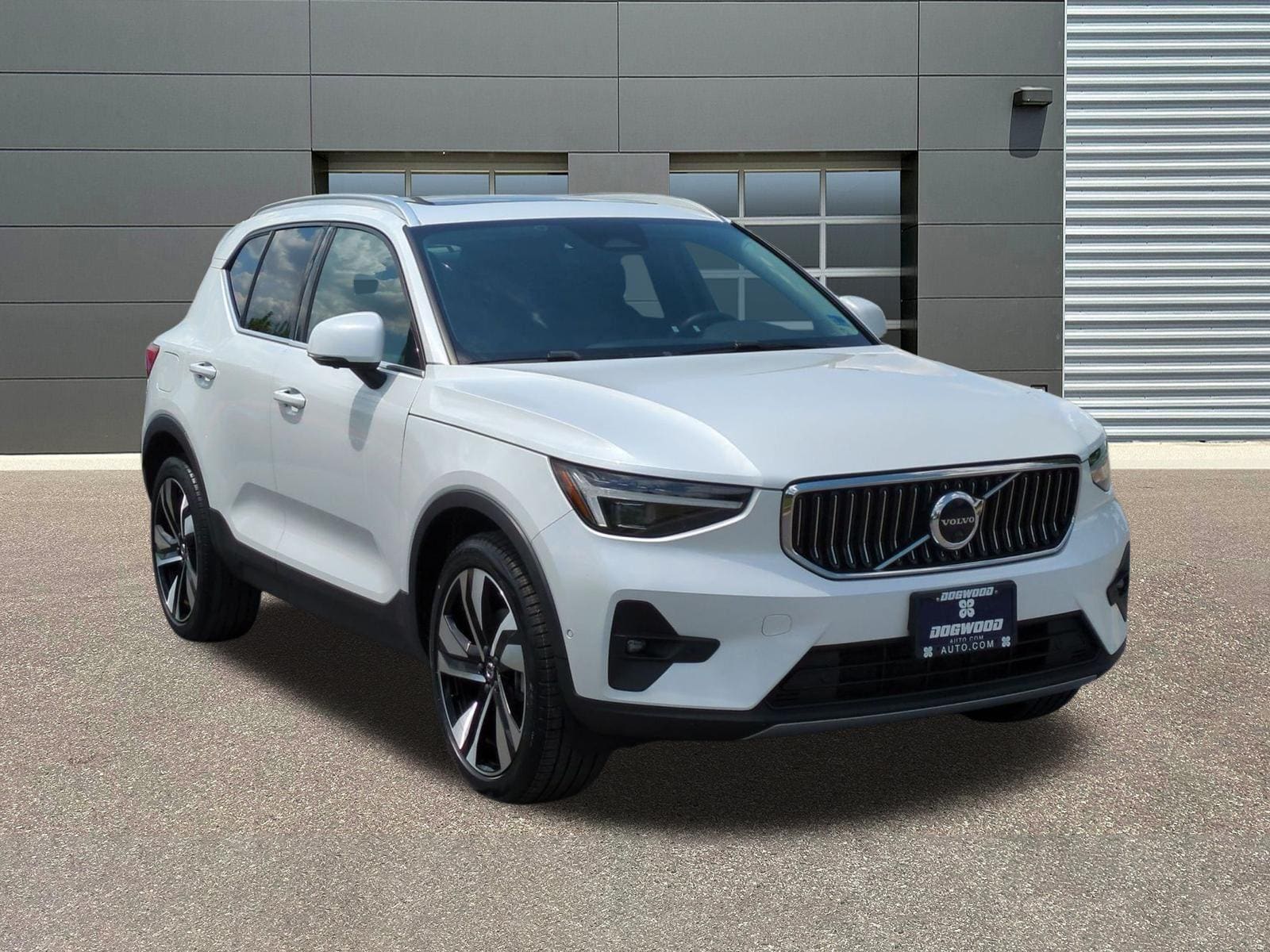2023 Volvo XC40 B5 Ultimate Bright AWD's photo