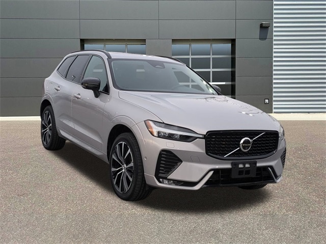 2025 Volvo XC60 Plus's photo