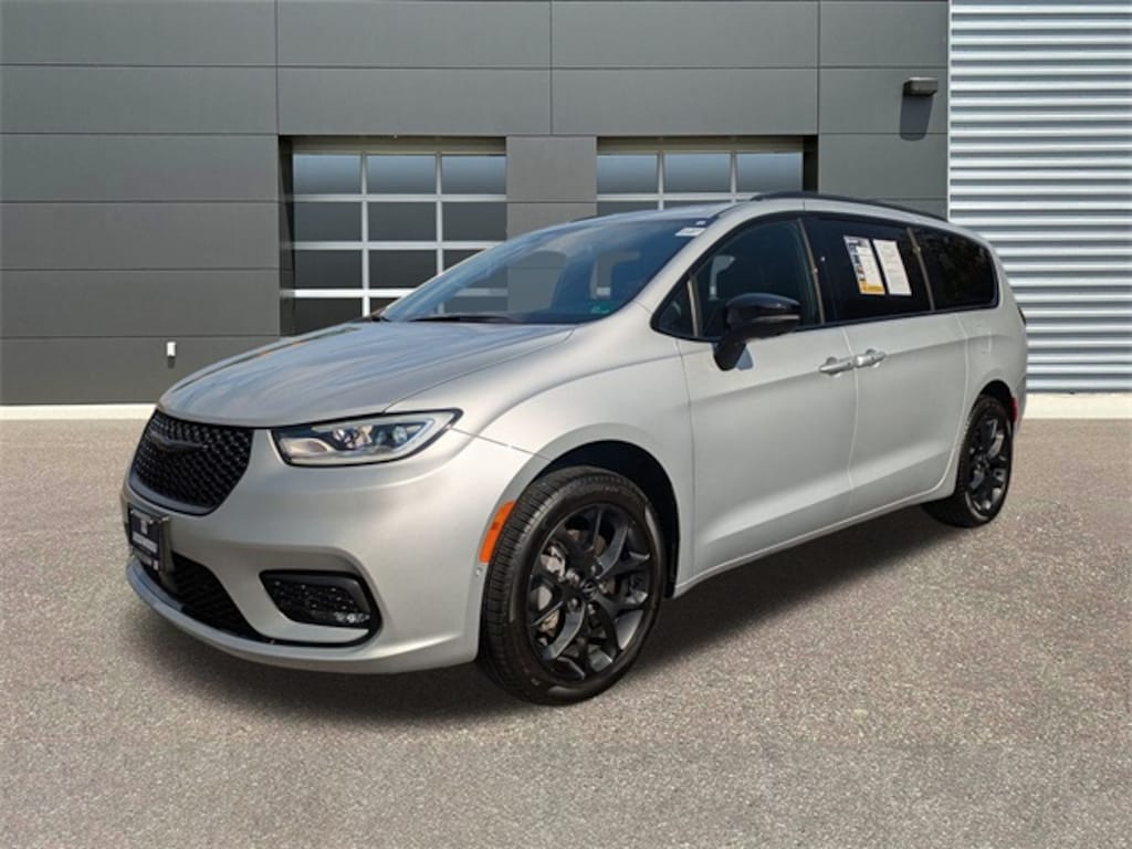 Used 2024 Chrysler Pacifica Limited Van Passenger Van