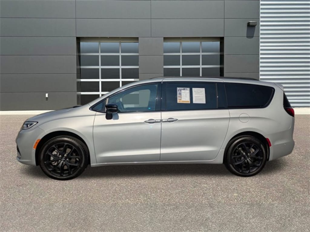Used 2024 Chrysler Pacifica Limited Van Passenger Van