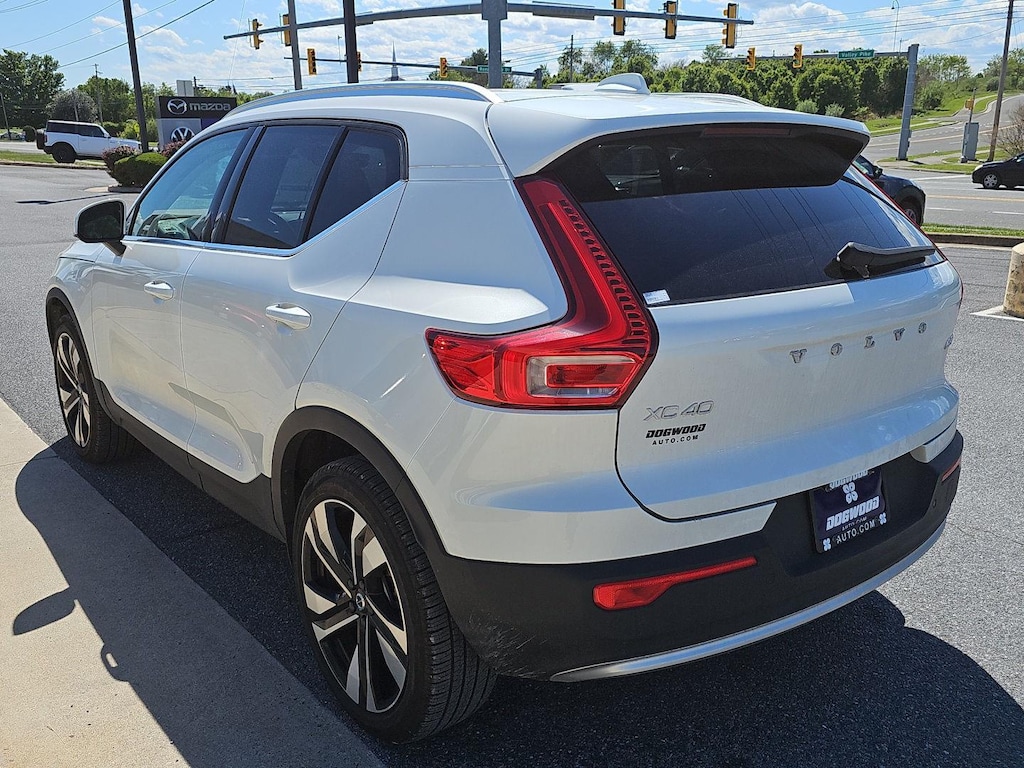 New 2025 Volvo XC40 B5 Ultra Bright Theme SUV