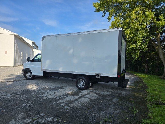 2025 Chevrolet Express Cutaway 3500 photo 2