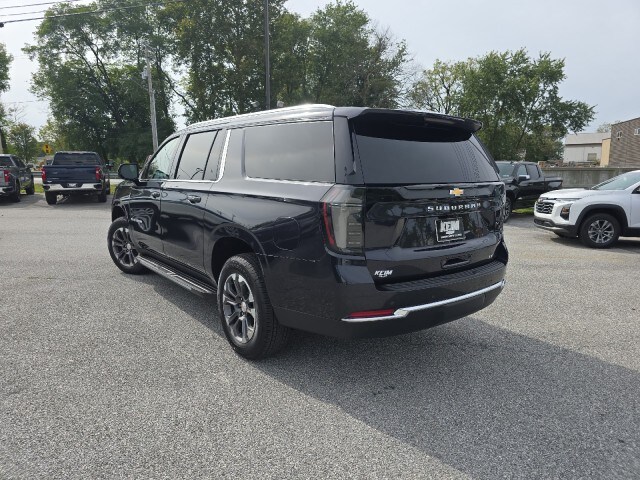 2025 Chevrolet Suburban LT photo 2