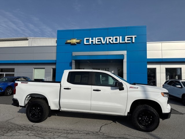Used 2024 Chevrolet Silverado 1500 LT Trail Boss with VIN 3GCUDFED1RG253373 for sale in Paradise, PA