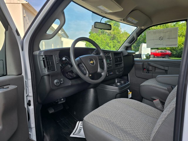 2025 Chevrolet Express Cutaway 3500 photo 3