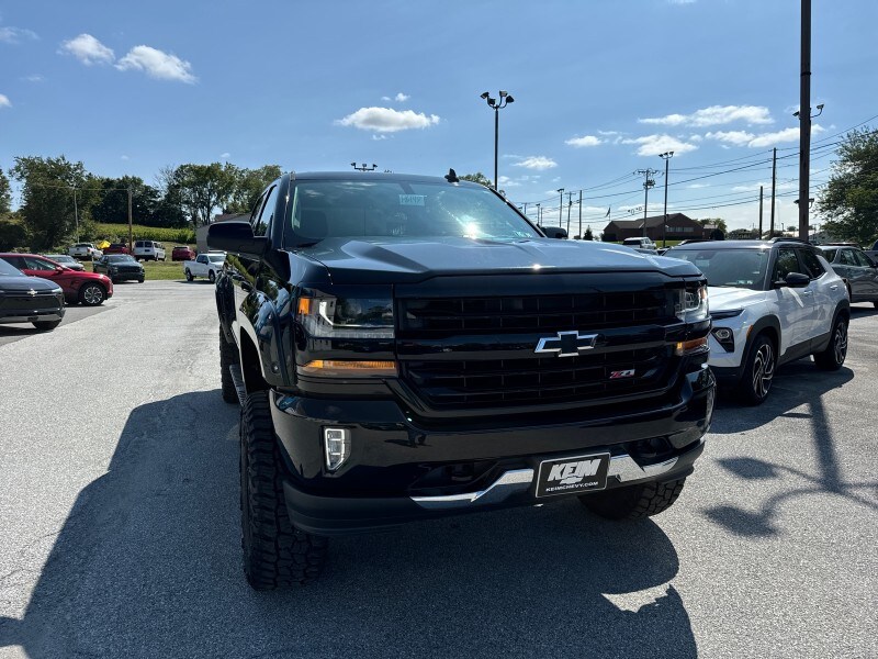 Used 2017 Chevrolet Silverado 1500 LT with VIN 3GCUKREC9HG106022 for sale in Paradise, PA