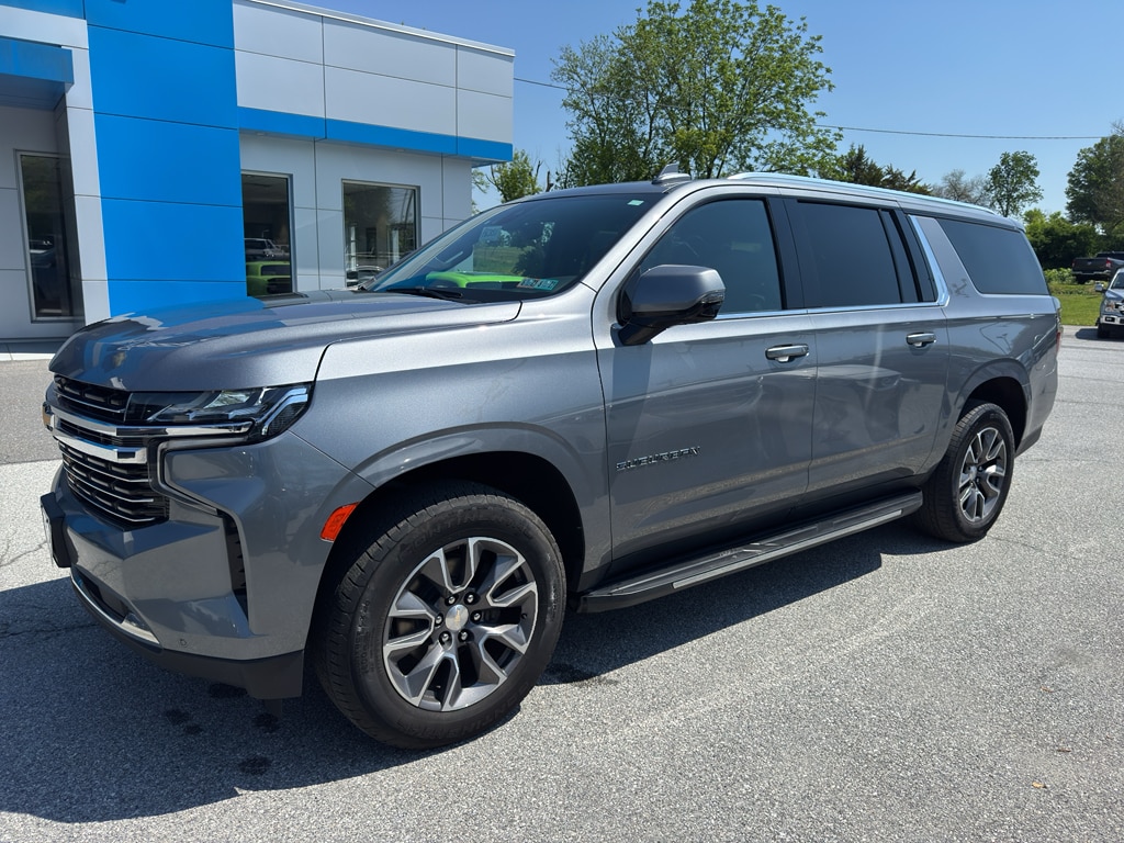 2022 Chevrolet Suburban 4WD 1500 LT's photo