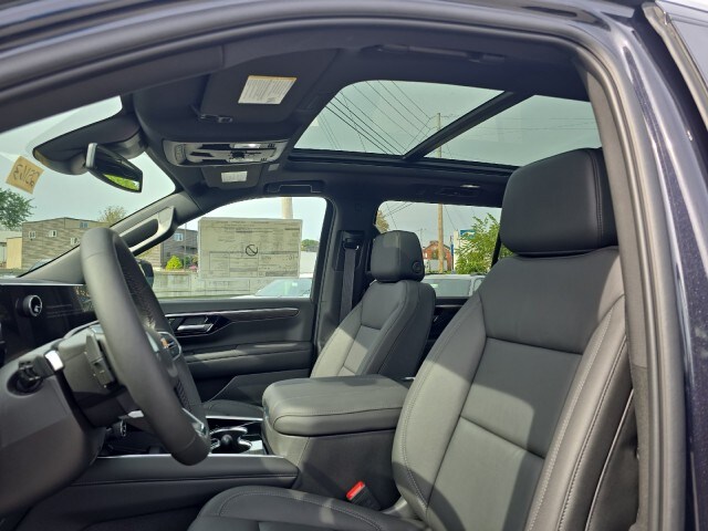 2025 Chevrolet Suburban LT photo 4