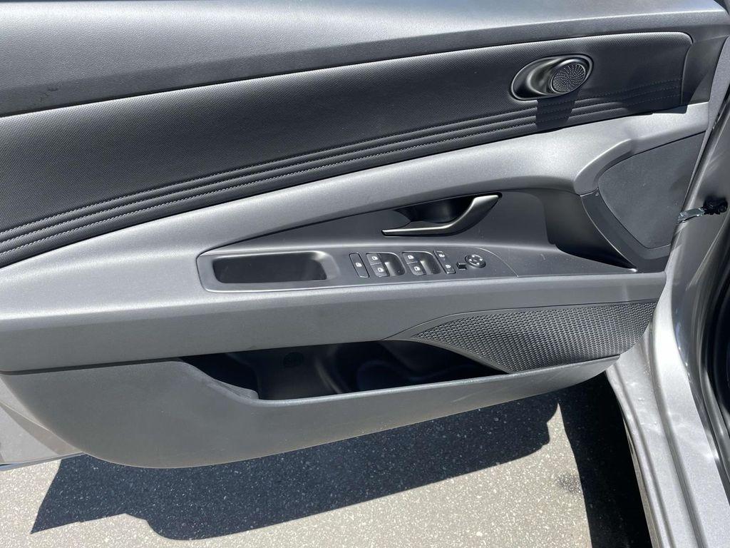 2025 Hyundai Elantra SEL - Photo 14