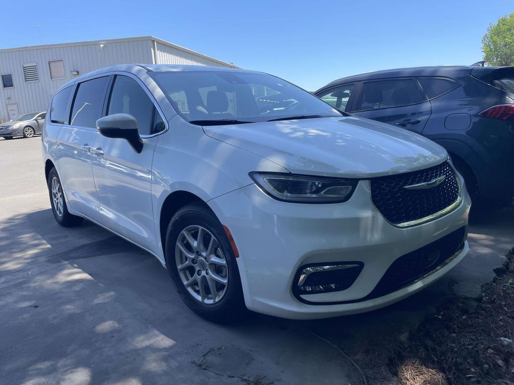 2023 Chrysler Pacifica Touring L's photo