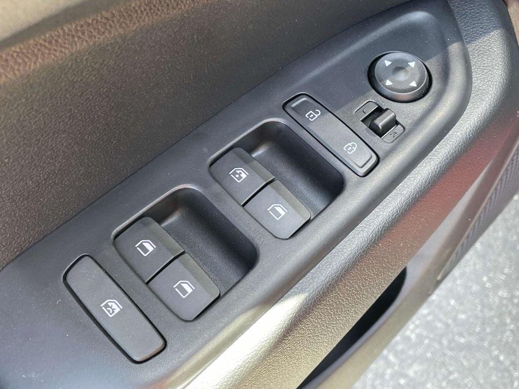 2025 Hyundai Venue SEL - Photo 18