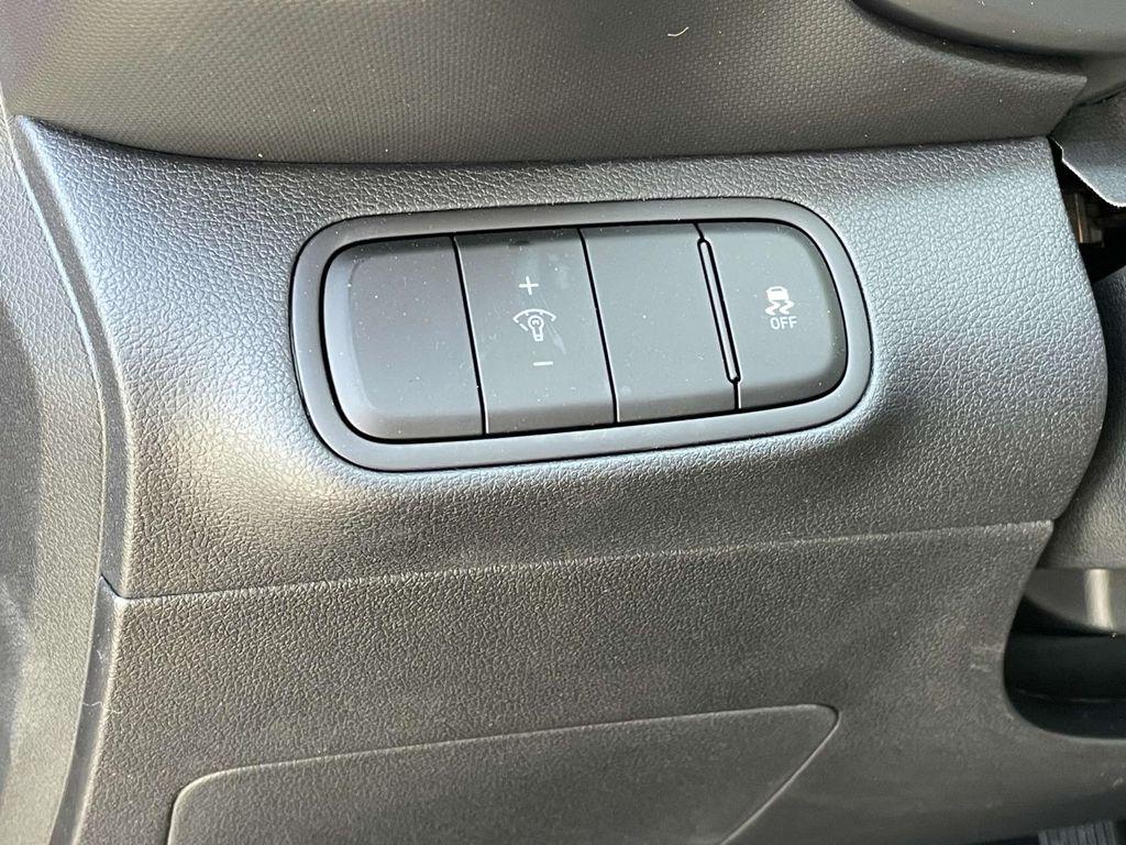 2025 Hyundai Venue SEL - Photo 19