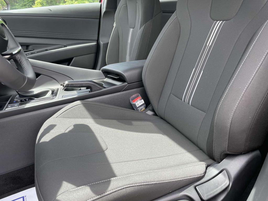 2025 Hyundai Elantra SEL - Photo 15