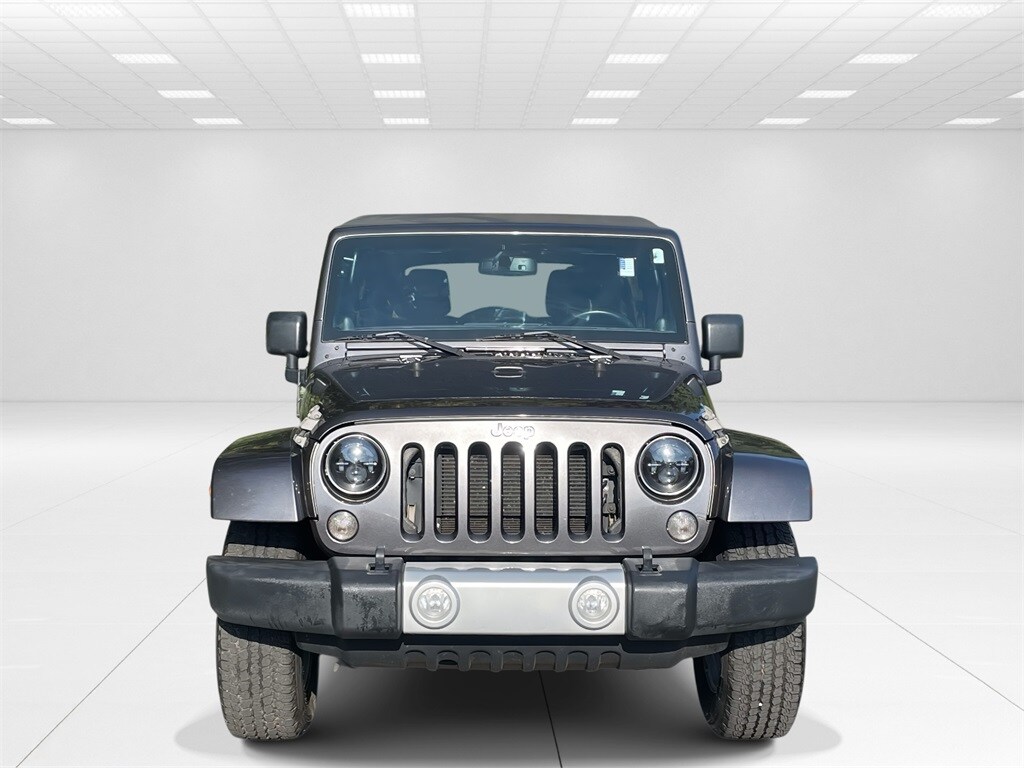 2014 Jeep Wrangler Unlimited Sahara photo 2