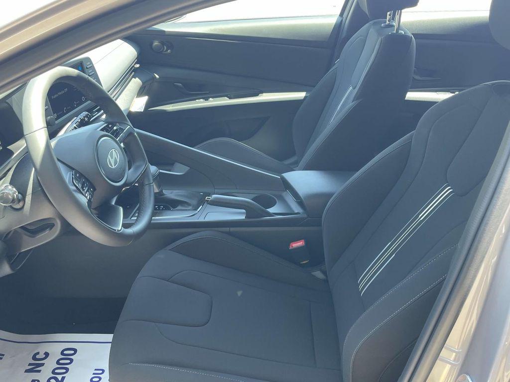 2025 Hyundai Elantra SEL - Photo 16