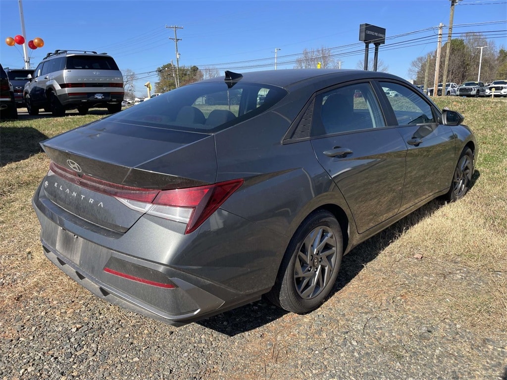 2024 Hyundai Elantra SEL photo 3