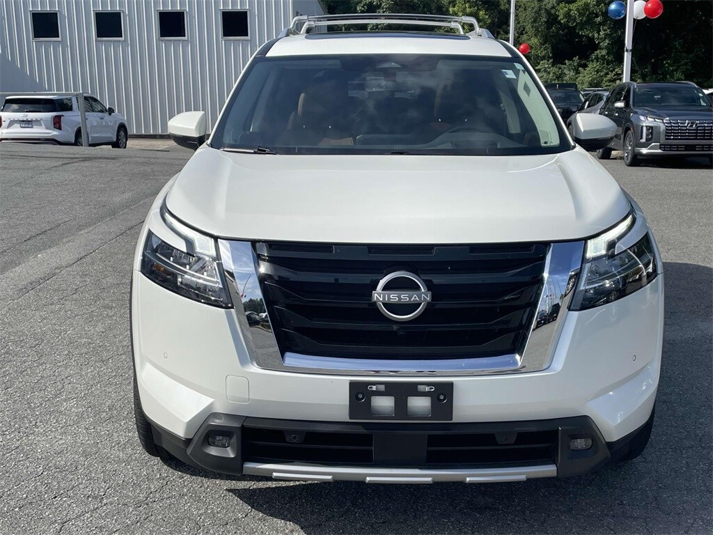 2023 Nissan Pathfinder Platinum photo 2