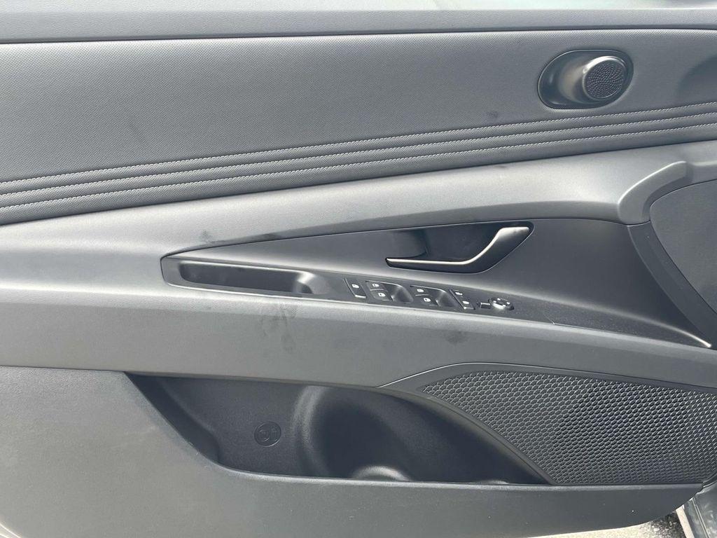 2025 Hyundai Elantra SEL - Photo 13