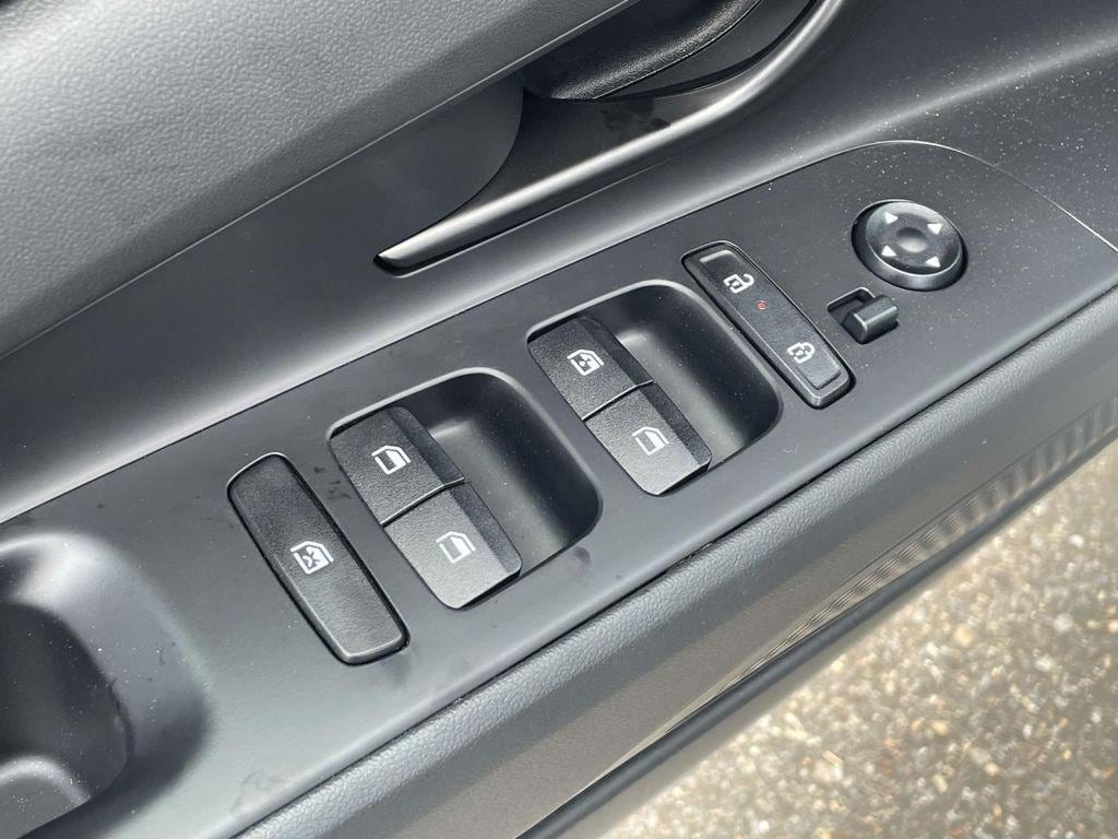 2025 Hyundai Elantra SEL - Photo 14