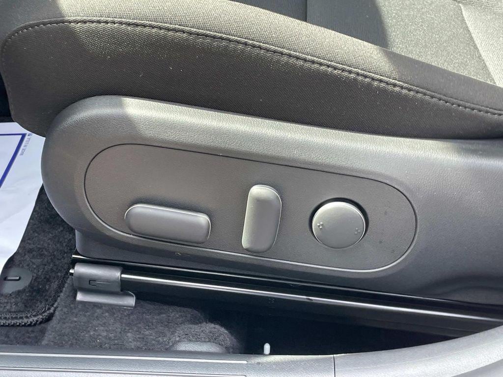 2025 Hyundai Kona SEL - Photo 17