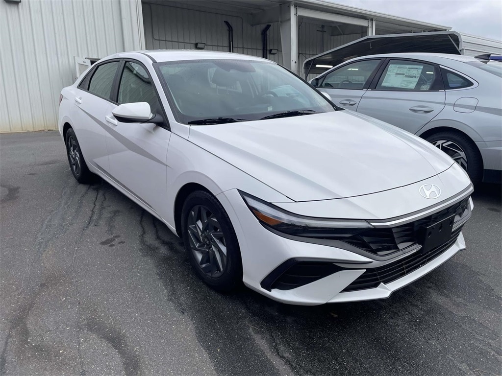 2024 Hyundai Elantra SEL's photo