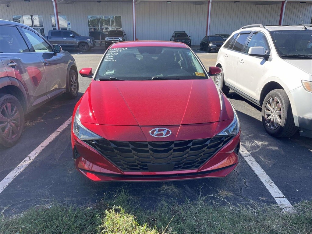 2022 Hyundai Elantra SEL Convenience photo 2