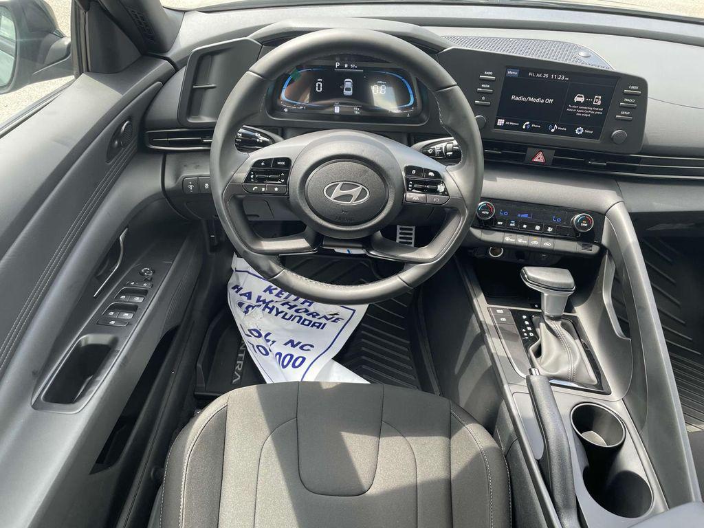 2025 Hyundai Elantra SEL - Photo 12