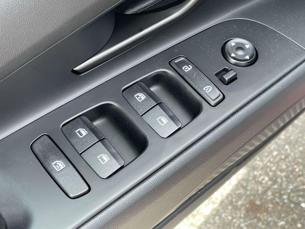 2025 Hyundai Elantra SEL - Photo 18