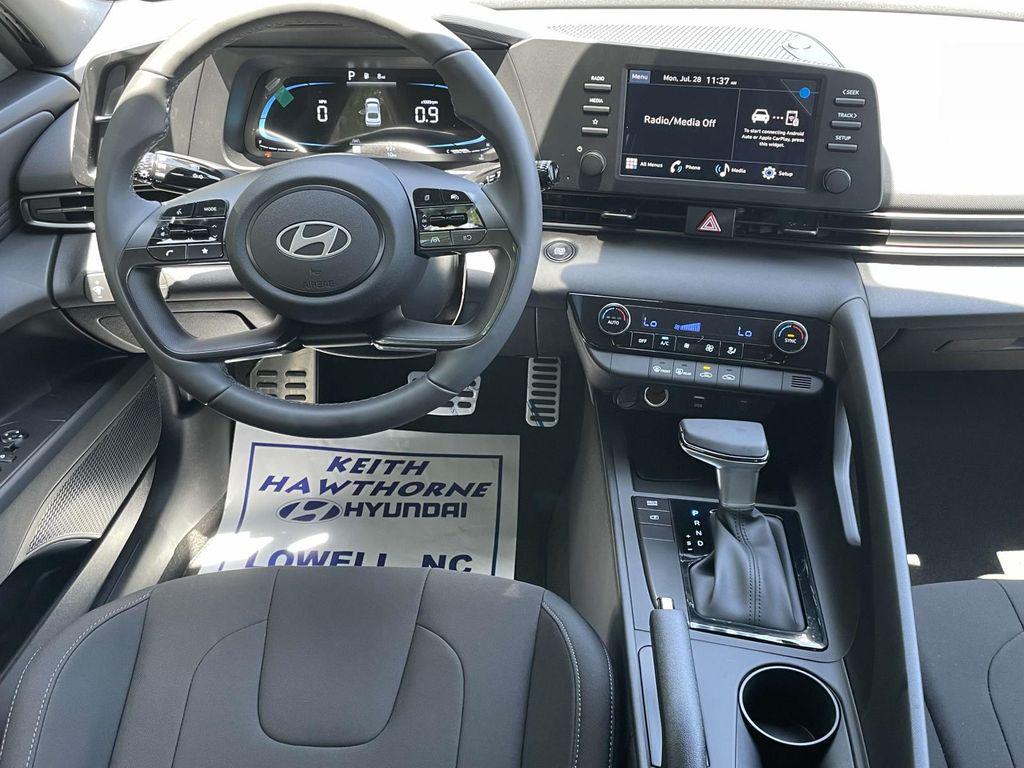 2025 Hyundai Elantra SEL - Photo 12