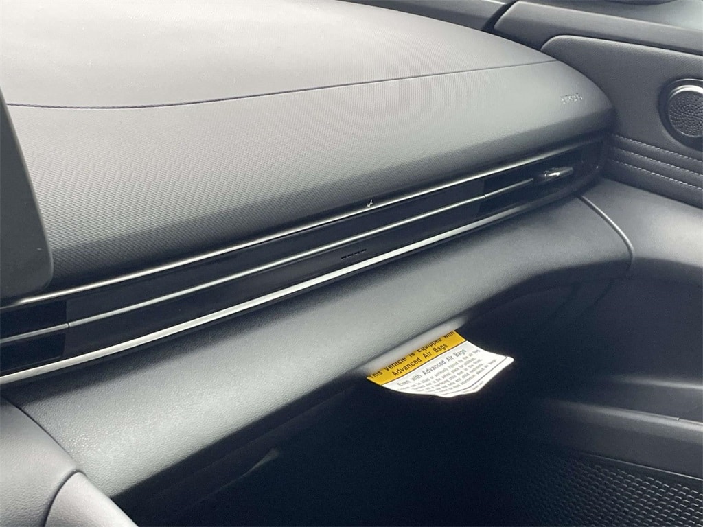 2025 Hyundai Elantra SEL Sport photo 3