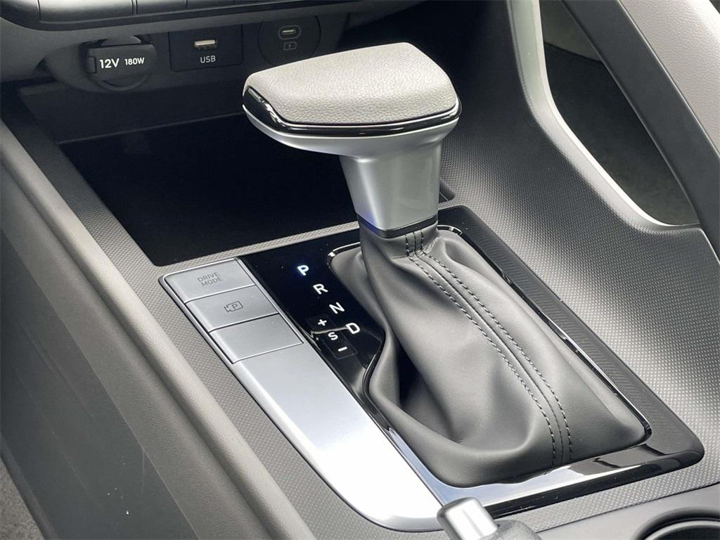 2025 Hyundai Elantra SE photo 3