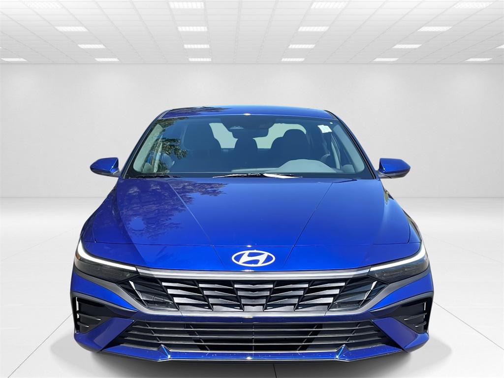 2025 Hyundai Elantra SE photo 2