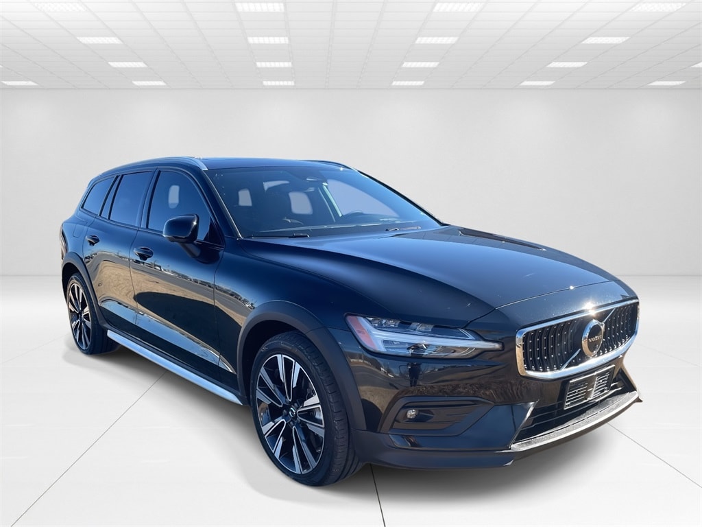 2023 Volvo V60 Cross Country Ultimate's photo