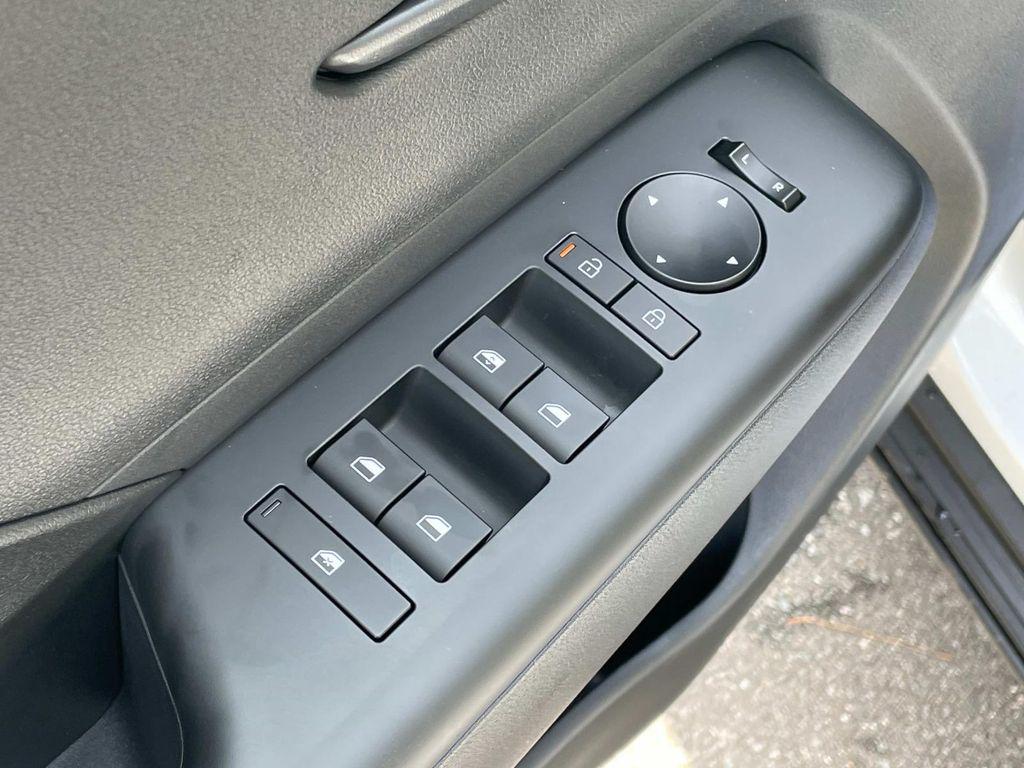 2025 Hyundai Kona SEL - Photo 15